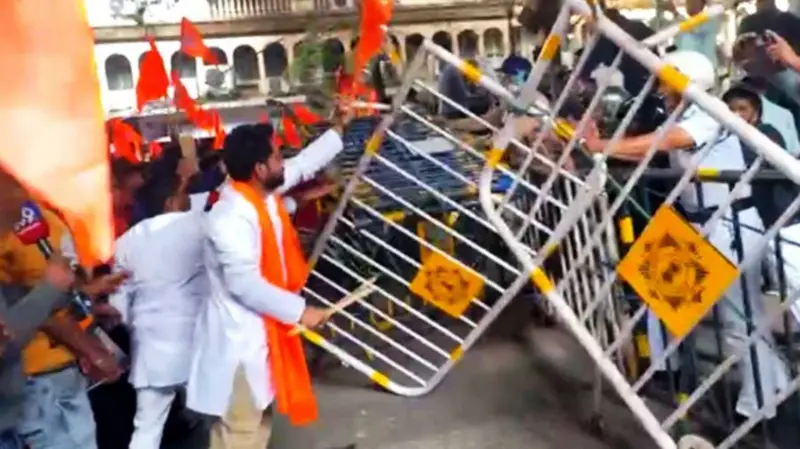 कोलकाता: दीपू चंद्र दास की हत्या के विरोध में प्रदर्शन, बांग्लादेशी दूतावास की ओर बढ़ रही भीड़ पर पुलिस का लाठीचार्ज