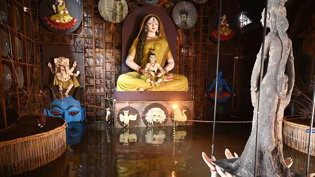 Torrential rains in Kolkata ruins the pre-festive season, Heaviest rainfall after 39 years