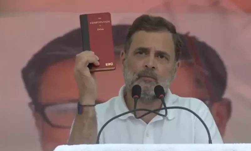 बिहार: विधानसभा चुनाव की बयानबाज़ी में राहुल गांधी की एंट्री, संविधान की प्रति लेकर यह बोले...
