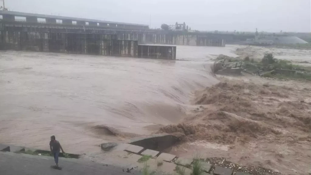 Delhi Flood Alert Flood Alert in Delhi: Kejriwal Convenes Meeting after Incessant Rains