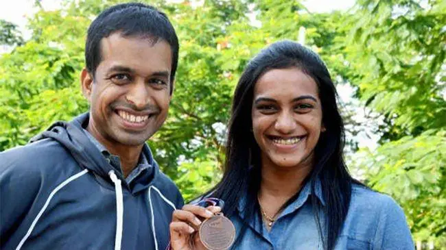 gopichand sindhu badminton kreedon.jpg A Glance Into The The Phenomenal Career And Inspiring Journey Of P.V. Sindhu On Her Special Day 