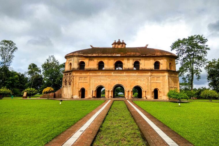 Sivasagar Assam India अक्टूबर में लॉन्ग वीकेंड ट्रिप : भारत की इन खूबसूरत जगहों की सैर करें