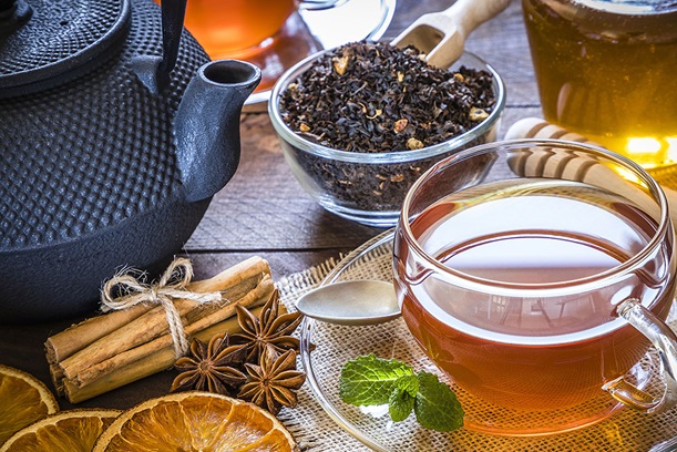 Drink herbal tea मौसम परिवर्तन से होने वाली बीमारियों से बचने के लिए उपयोगी सुझाव