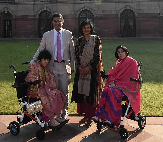 धनंजय यशवन्त चन्द्रचूड़ परिवार के साथ धनन्जय यशवन्त चन्द्रचूड़: भारत के 50वें माननीय मुख्य न्यायाधीश