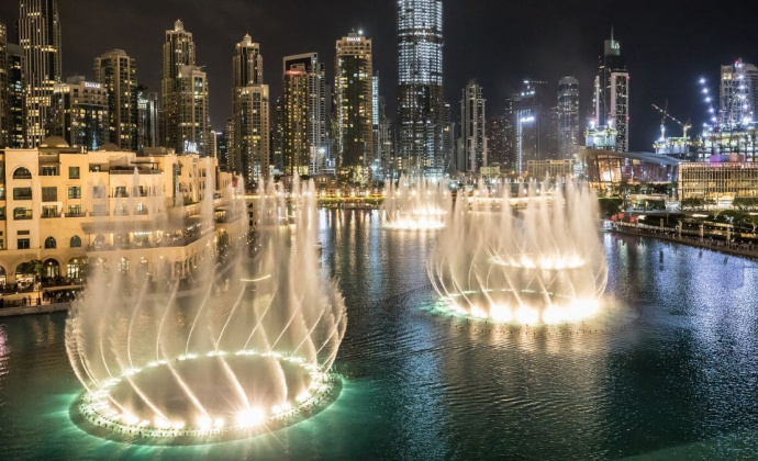 दुबई फाउंटेन शो बच्चों के साथ दुबई के प्रसिद्ध स्थानों का अन्वेषण करें